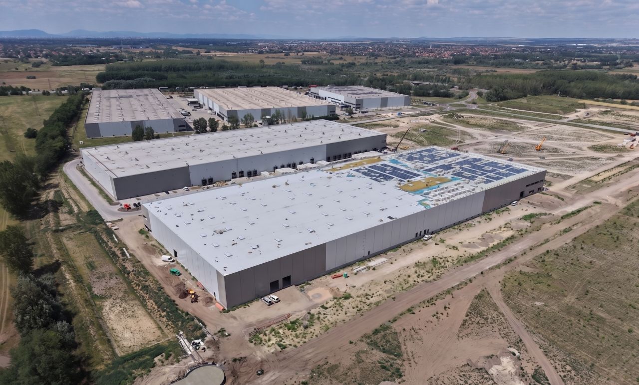 Logistics park με flat roof build-up roofing system