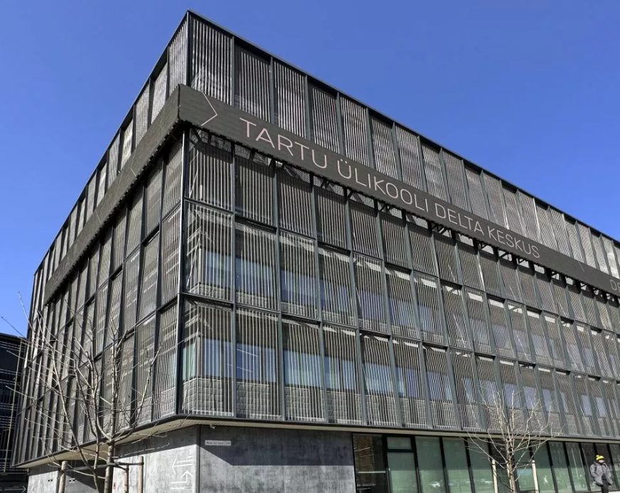 Πρόσοψη με μεταλλικό πλέγμα στο Delta Centre του Πανεπιστημίου του Tartu στην Εσθονία