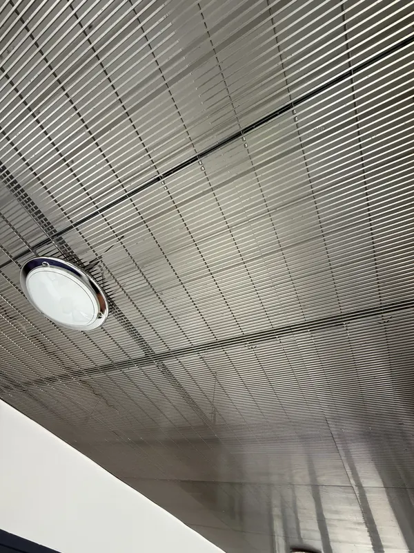 Ψευδοροφή από πλεκτό μεταλλικό πλέγμα σε διάδρομο εισόδου