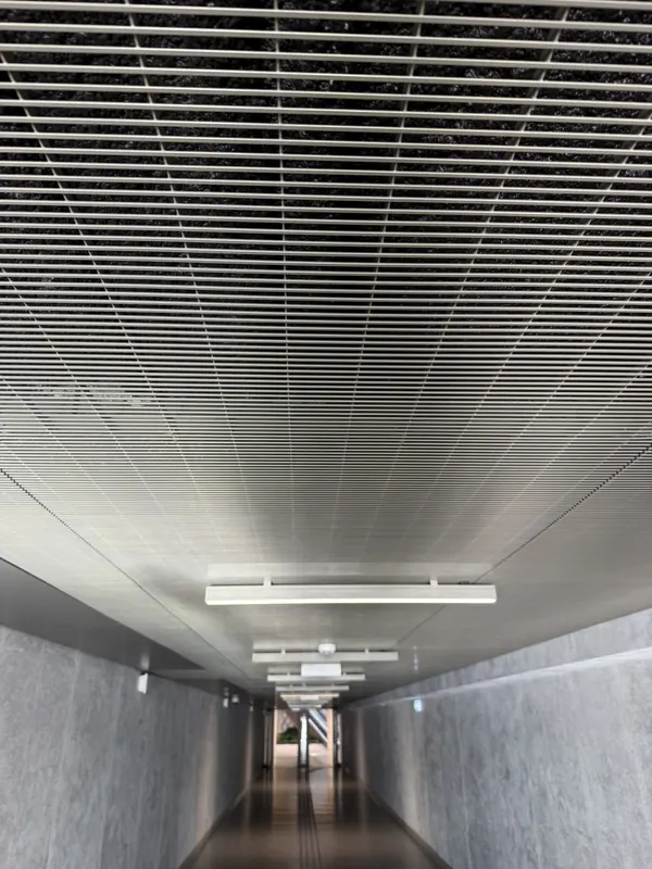 Ψευδοροφή από συγκολλητό μεταλλικό πλέγμα σε υπόγεια διάβαση πεζών