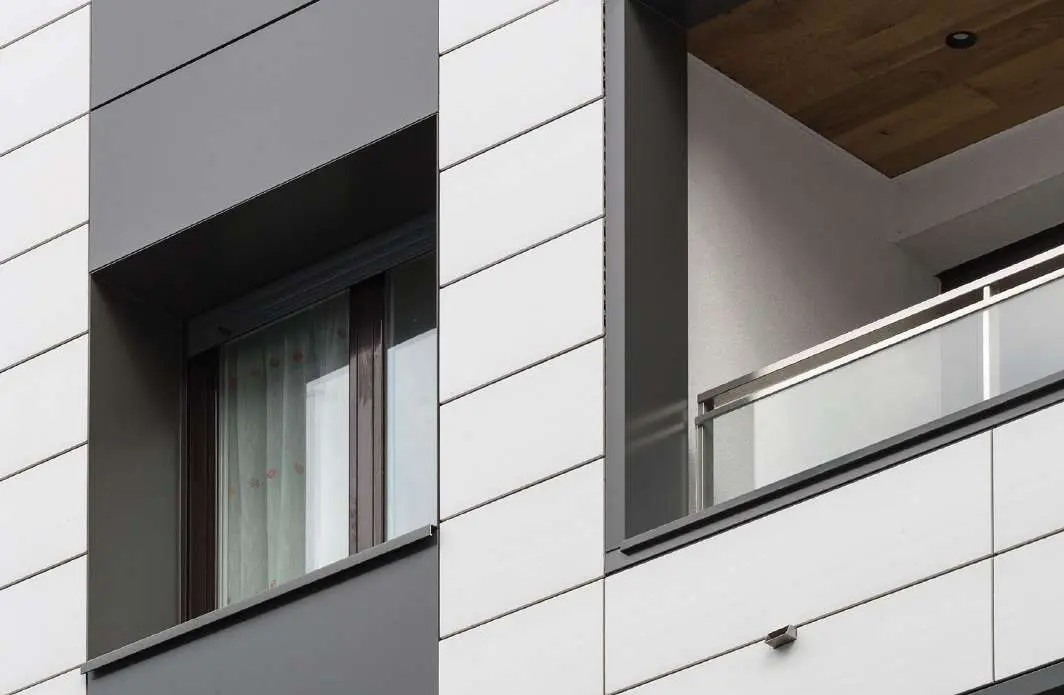 Λεπτομέρεια γωνίας πρόσοψης με πλακίδια terracotta TERRAFACE