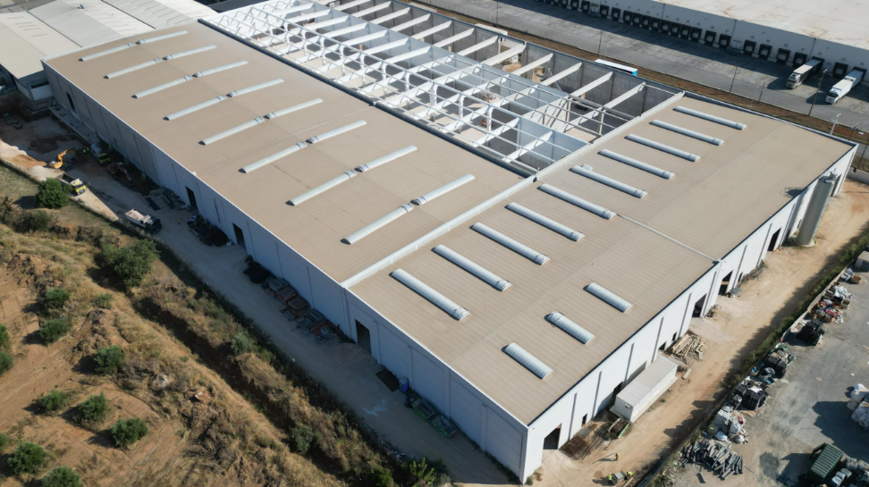 Βιομηχανικό κτίριο – μονωτικά πάνελ οροφής και φεγγίτες
