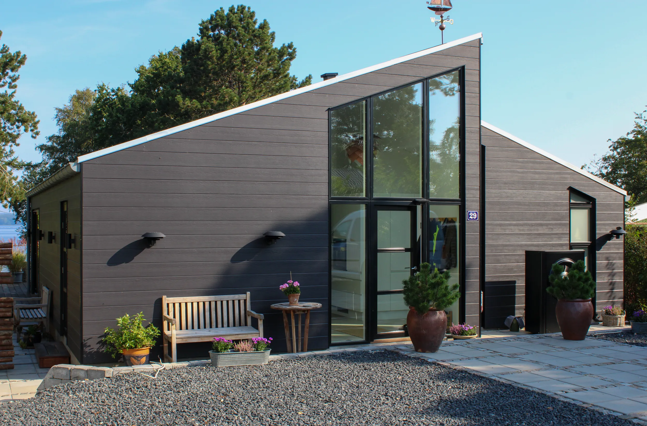 Hardie Plank modern summer house
